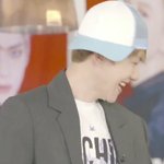 백현 요새 고개 돌리면 그 방향으로 <b>턱살</b>접혀