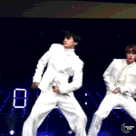 뷔는 바지 왜이러게 크게입힘???