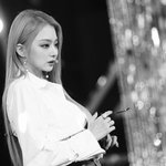 주문에 걸린 듯한 <b>치명적</b> 미모