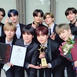 올해 <b>두</b> 번째 신인상 받고 신난 남<b>돌</b>