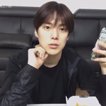 배고프다고 치킨 쎄게(?) 먹는다던 아이돌