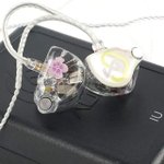 아이유의 커스텀 인이어 + 마이크