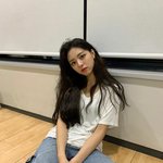 <b>유나</b> 머리숱 졸라 많노 나 탈모인데ㅜ나눠줘