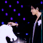 같이 촬영한 아이에게 곰인형 선물한 <b>뷔</b>