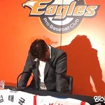 눈물 쏟은 김태균 “우승 약속 못 지켜 팬들께 죄송…후배들이 한...