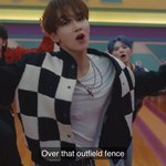 세븐틴 <b>홈런</b>뮤비 이분 누구임?