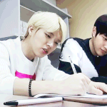 [인피니트] 뒤쪽에서 강의듣는 학생 <b>재질</b>