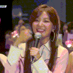 [댓글부탁해] 슬기 인터뷰하는데 마이크 낚아채는 아이린.<b>gif</b>