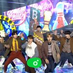 [엔터톡] 훌러덩거리는 옷 때문에 <b>무대도중</b> 15세 딱지받은 아이돌