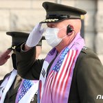 장진호 전투영웅 추모 행사 참석한 제임스 주한 美 해병대 사령관