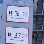 [방탄소년단] <b>BE</b> 앨범 옆나라 큐알 옥외광고 번역
