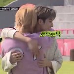 [NCT즌] 윹타 팔씨름 <b>지고</b> 동청순 안는거봨ㅋㅋㅋㅋ