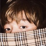 이<b>와중</b>에 변백현 버버리 개쳐이쁘네
