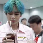 뷔가 신박하게 카페모카 마시는 방법