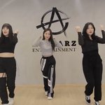 <b>슈</b>기 입은 바지 뭘까