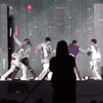 경호원이 건드리니까 승질부리는 거 <b>보소</b>