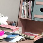 얘들아 지금 <b>책상</b> 치우고 올게