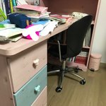 아까 <b>책상</b> 치운다 했는데 안 치움 ㅋㅋ