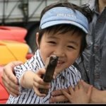 시끄럽다고 총겨누는 <b>제스처</b> 하는 범규