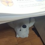 인형이 <b>책상</b>밑에서 쳐다봐...