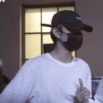 [NCT] 피어싱 박고 <b>칼하트</b> 반팔에 볼캡 푹 눌러쓴 이 잘생긴...
