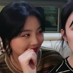 <b>슈화</b> 보는 수진 눈빛