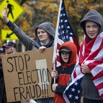 "도둑질 멈춰라" 소총 든 지지자들···트럼프는 손 흔들었다