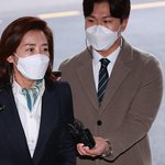 재판 출석한 나경원 “패트 충돌, 자유<b>민주</b>주의 지키기 위한 것”