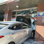 승용차가 병원으로 <b>돌진</b>...인명피해 없어