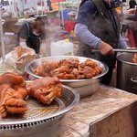 산더미로 쌓아서 파는 5일장 족발