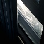 창문에 <b>서리</b>꼇는데