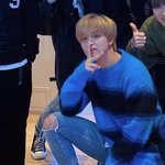 [NCT] 단체사진속 앉아있는 이동혁에게 진심인 사람