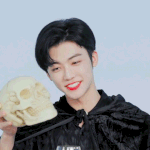 [NCT즌] 손에 들고있는 <b>해골바가지</b>보다