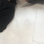 침대가 너무 추워서 <b>바닥</b>에서 놀고있어