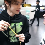 [<b>NCT</b>] 성찬이도 입술쪽 쳐다봄