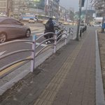 잠시 산책하는 길에 한 학생이 <b>폐지</b> 주우시는 할아버지 도와드림