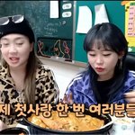 학교에 <b>외부인</b> 불러들여 먹방 방송하는 교사?