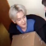 백현 <b>현관문</b> 바닥에 누운거임?.?