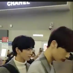 공항에서 좀 웃어주라고 호통치는 할머니