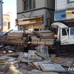 트럭이 택배차등 3대 충돌후 상가 <b>돌진</b>