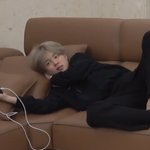 방탄도 폰 보는 <b>자세</b>는 다 똑같음