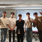 백현 <b>밴드</b> 사이에 있는 백현이