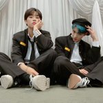 <b>대기실</b> 걍 더보이즈 포토월된듯