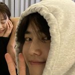 <b>수호</b> 사진 뒤에 여자 누구야