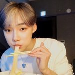 <b>민증</b> 찍을 때 아이보리 맨투맨