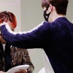 <b>재재</b> 머리 정리해주는 황민현