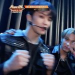 [NCT즌] 이거 마크 어깨 <b>위에</b> 동혀기 손인가?