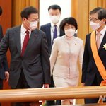 <b>권순일</b> 전 대법관과 이동하는 문재인 대통령