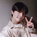 고작 17살인 어떤 남자 아이돌의 어깨