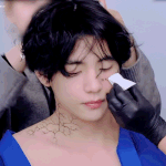[모두드루와] 뷔 목에 ㅈㄴ 오지는 <b>타투</b>한거 보고가